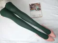 Détail de collants vert foncé pour femmes portés avec des chaussures plates roses - Entrejambe fermé / Vert Foncé