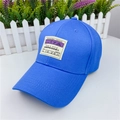 Détail d'une casquette bleue en coton avec écusson brodé style carte d'embarquement voyage - M (56-58 cm) Réglable / Bleu