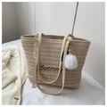 Detalle del bolso tote de paja beige con estampado Suemm, pompón blanco y asas de PU - Con Colgante / Blanco Roto