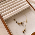 Elegante collana a Y dorata con perle di occhio di tigre su vassoio in velluto - Collana a strappo con ciondolo con perline in occhio di tigre - circonferenza circa 56 cm