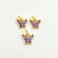 Détail de trois pendentifs papillon en laiton doré ornés de zircons violets brillants - Pendentif uniquement / Violet