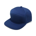 Detailansicht einer dunkelblauen Trucker-Kappe mit lasergeschnittenem Mesh - 56-58cm / Dunkelblau