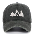 Dettaglio del cappello da baseball vintage in cotone lavato con ricamo Bigfoot e pini - Taglia unica / Verde Militare