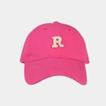 Dettaglio del cappellino rosa acceso con toppa beige della lettera R e trama in twill - XL (61-65cm) / Rosa Rosso