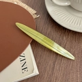 Fermaglio per capelli verde chiaro perlato a forma di foglia su tavolo in legno - Ovale / Verde