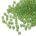 Groene iriserende glazen kralen 2-3mm voor sieraden op een witte achtergrond - Iriserend Olijfgroen 164