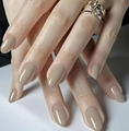 Detalle macro de uñas postizas brillantes color albaricoque nude con forma ovalada y anillo - Estilo Ovalado Café Nude Brillante (CW533) / 24 Piezas/Juego