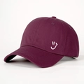 Berretto da baseball retrò bordeaux con ricamo smiley bianco e cinturino regolabile - Borgogna