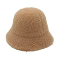 Detalle de la textura de piel sintética camel en un gorro tipo pescador de invierno - M (56-59cm) / Caqui Oscuro