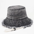 Cappello da pescatore in denim lavato grigio scuro con bordi sfrangiati e cordino - M (56-58cm) / Nero
