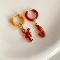 Dettaglio di orecchini a forma di aragosta in acciaio al titanio colorato con smalto - Stile Aragosta e Gamberetto Rosso