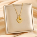 Collar con colgante de corazón dorado y cristales sobre forro de satén en joyero elegante - Corazón Dorado (8426)