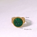 Dettaglio ravvicinato di anello dorato multistrato con pietra verde e dimensioni - Giada Africana