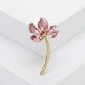 Broche lotus vintage avec pétales roses, perles et cristaux sur métal doré élégant - Rose