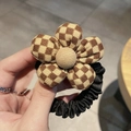Süßer Sonnenblumen-Haargummi mit braun-beigem Karomuster und schwarzem Scrunchie - Kaffeebraun Blume Haargummi