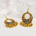 Detalle de pendientes étnicos en abanico con esmalte y flecos dorados colgantes - Gancho de Oreja - Flor Dorada
