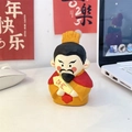 Détail de la figurine sculptée du Dieu de la Richesse avec un parchemin doré sur le bureau - Wang Hai / 6*8*4cm