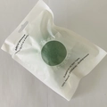 Éponge Konjac ronde verte pour le visage en emballage écologique avec zip - Emballage en sac / Thé Vert