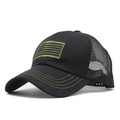 Schwarze Tactical Mesh Baseball Cap mit grüner US-Flagge Stickerei in 45-Grad-Seitenansicht - Verstellbar / Schwarz