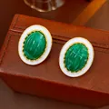 Élégantes boucles d'oreilles vintage françaises ovales vertes avec bordure en émail blanc - Clous Ovales Vert Vintage Bordure Ondulée Dorée (82#)
