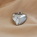 Dettaglio del ciondolo a cuore in resina d'argento lucido su tessuto beige - Stile Cuore (14#)
