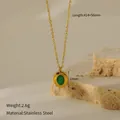 Nahaufnahme von Vintage Smaragdgrün Anhänger auf 18k vergoldeter Edelstahl Halskette - Grüner Stein Gold/Oval