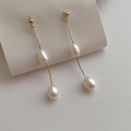 Eleganti orecchini lunghi con nappe, perle d'acqua dolce bianche e catene dorate - Oro (P238 Gold)