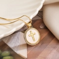 Collier croix plaqué or 18 carats avec nacre blanche et zircons étincelants - Style Croix