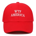 Cappellino da baseball rosso con ricamo bianco WTF AMERICA su sfondo bianco - Regolabile / Rosso