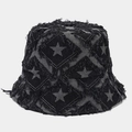 Dettaglio del cappello alla pescatora in denim nero con motivo a stella e bordi sfrangiati - M (56-58cm) / Nero