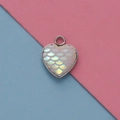 Dettaglio macro del ciondolo a cuore con scaglie bianche iridescenti e cornice in metallo - Squame di Pesce Iridescenti Bianche (15)