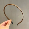 Serre-tête minimaliste en cuir marron avec couture fine et embouts antidérapants - Marron