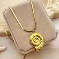 Collana con ciondolo a spirale nautilus dorata e catena a serpente piatta per donna - Xl-ys204-1