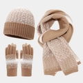 Detalle del conjunto de invierno con puntas táctiles en los guantes de punto marrón - Caqui