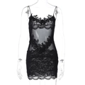 Detalle de camisón de encaje negro con costuras de malla y adornos de encaje floral - S / Negro
