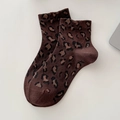 Donkerbruine halfhoge sokken met luipaardprint en vintage dierenpatroon design - [Laag Model] Bruin