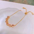 Detail van vergulde hartarmband met roze zirkonia en micro-pave zetting op witte kom - Roze/Witte Zirkoon
