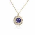 Detailopname van 18K vergulde ketting met blauwe emaille smiley hanger en zirkonia steentjes - Donkerblauw Smiley Gezicht