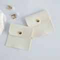Beige Schmucktasche aus Mikrofaser-Samt mit goldenem Druckknopf für Ringe und Halsketten. - 8x8cm / Gebrochenes Weiß