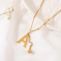 Collier en acier titane doré avec pendentif lettre A et pompon cube sur lin blanc - Or Lettre A (8847)