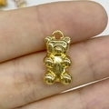Dettaglio di un ciondolo a forma di orsetto dorato con pavé di zirconi lucidi - Oro Lucido