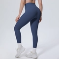 Detalle de mallas de yoga azul oscuro de talle alto con costuras invisibles y tela elástica - S / Azul marino