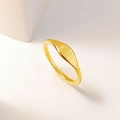 Detail view of a 18K gold plated minimalist signet ring with a smooth rectangular face - US 7 / 18K Gold