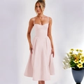 Vue de face de la robe rose dos nu avec taille cintrée et jupe plissée fluide - Rose