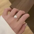 Eleganter minimalistischer Goldring mit runder weißer Perle und warmem Vintage-Glanz - Gold Einzelperle (J938)