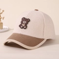 Dettaglio cappello in peluche per bambini con visiera in velluto e toppa con orsetto - Senza Pompon / Beige