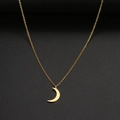Dettaglio di un ciondolo a mezzaluna dorato minimalista con finitura lucida e catena sottile - Luna Pendente Oro