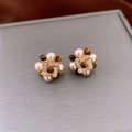 Primer plano de pendientes de flores chapados en oro con perlas y circonitas - Gold Flower Style (Silver Pin-Gold-Brown-Flower-Real Gold Plated)