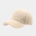 Detail van beige pluche honkbalpet met zachte lamswol textuur en verfijnde stiksels - Verstelbaar / Beige