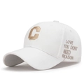 Weiße Baumwoll-Baseballkappe mit goldener C-Stickerei und seitlichem Schriftzug-Detail - Weiß